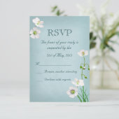 Fleurs blanches sur mariage bleu RSVP (Debout devant)