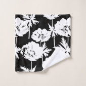 Fleurs blanches sur noir. (Gant de toilette)