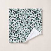 Fleurs blanches, turquoise sur le noir. (Gant de toilette)