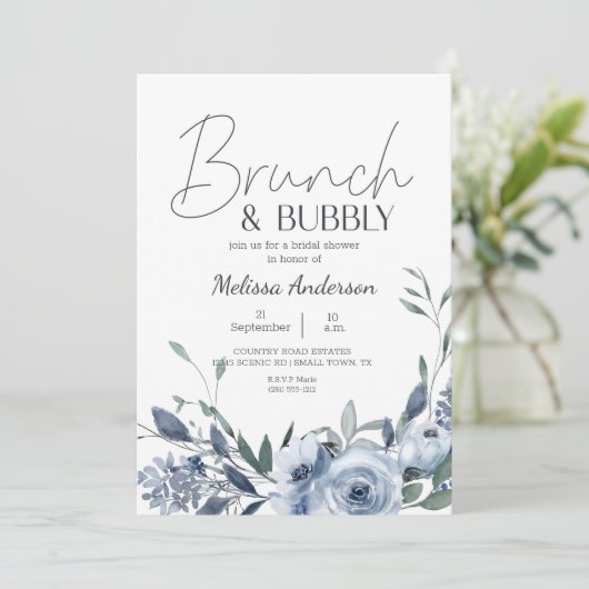 Fleurs bleues Dusty Brunch Invitation douche nupti (Debout devant)