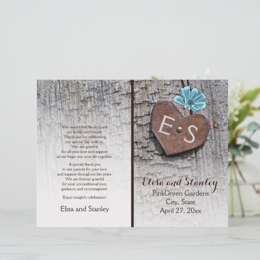 Fleurs bleues et coeur sur le programme de mariage (Debout devant)