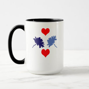 Fleurs bleues et tasse rouge de coeurs