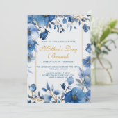 Fleurs bleues Fête des mères Brunch Invitation (Debout devant)