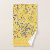 Fleurs Bleues Modernes et Élégantes Nom Jaune mout (Serviette à main)