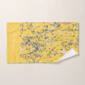 Fleurs Bleues Modernes et Élégantes Nom Jaune mout (Serviette à main)