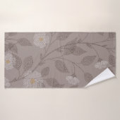 Fleurs brodées et feuilles sur arrière - plan brun (Serviette de bain)