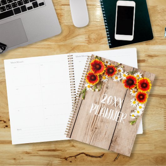 Fleurs chamomiles orange et jaune sur bois rustiqu