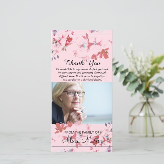 Fleurs commémoratives de rose de Merci de (Debout devant)