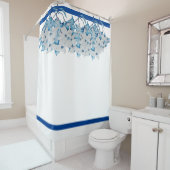 Fleurs de bois de chien sur un rideau de douche (En situation)