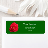 fleurs de camélia rouges étiquette d'adresse verte (En situation)