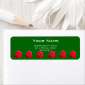 fleurs de camélia rouges étiquette d'adresse verte (En situation)