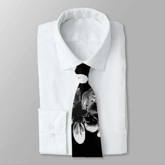 Fleurs de cerises noires et blanches, Cravate (Attaché)