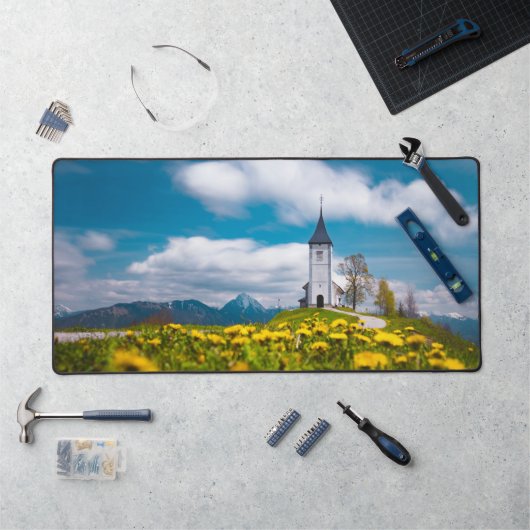 Fleurs de Dandelion à l'église st primus Jamnik Sl (Poste de travail)