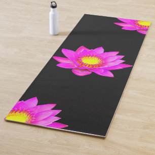 Fleurs de lotus rose magenta sur tapis de yoga noi