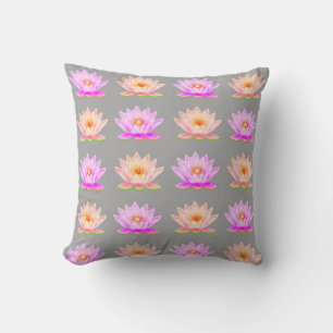 Fleurs de lotus roses sur un coussin de jeté gris 