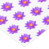 Fleurs de lotus violettes sur nappe blanche (Angle)