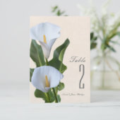 Fleurs de lys calla Élégant numéro de table floral (Debout devant)