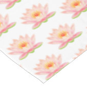 Fleurs de nénuphar rose sur nappe blanche (Angle)