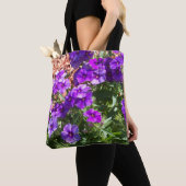 Fleurs de Phlox violet sur un sac fourre-tout (De près)