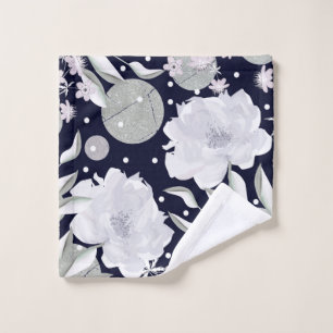 Fleurs de pivoines blanches sur bleu foncé.