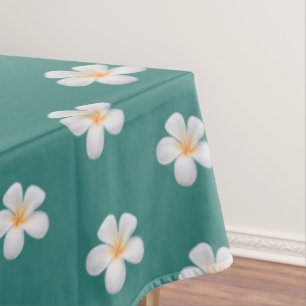 Fleurs de Plumeria élégantes sur nappe sarcelle