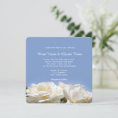 fleurs de rose blanche dans une invitation de mari (Debout devant)