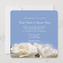 fleurs de rose blanche dans une invitation de mari