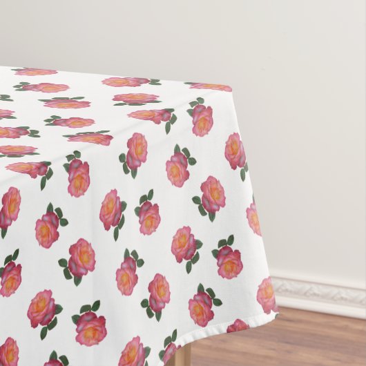Fleurs de rose rose sur nappe blanche (In Situ)