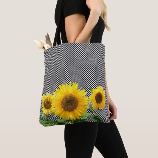 Fleurs de soleil sur sac fourre-tout motif d'échec (De près)