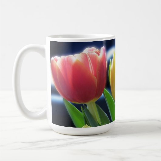Fleurs de tulipe buvant la tasse (Gauche)