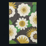Fleurs d'été rétro ensoleillées serviettes de cuis<br><div class="desc">Un design floral audacieux et lumineux inspiré des textiles scandinaves du milieu du siècle. Des marguerites blanches et dorées simples et stylisées et d'autres formes de fleurs sont dressées contre un lit de feuilles verts et contre un arrière - plan foncé. Ce joli design preppy présente des tons blanc cassé,...</div>