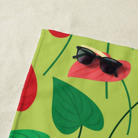 Fleurs flamingo colorées serviette de plage motif (En situation)