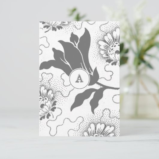 Fleurs grises vintage avec monogramme | Merci (Debout devant)