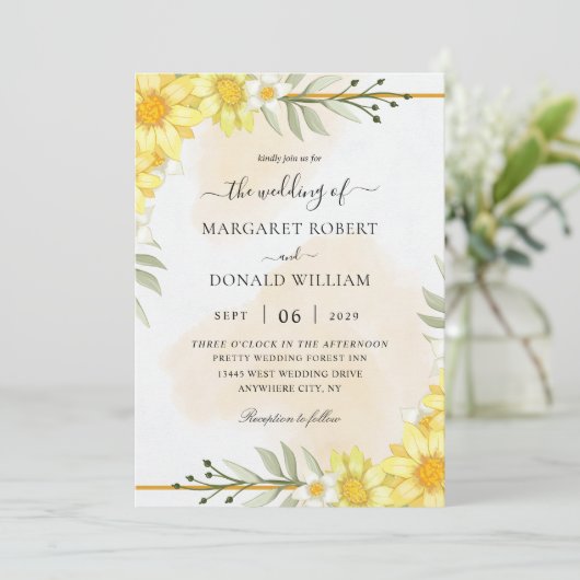 Fleurs jaunes avec invitations à un mariage d'or (Debout devant)