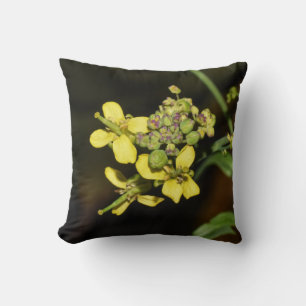 Fleurs jaunes sur un coussin jeté