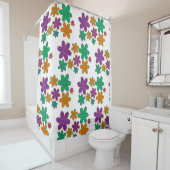 Fleurs les années 70 style sur rideau de douche (En situation)