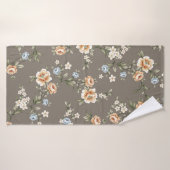 fleurs mignonnes avec motif feuille sur fond gris (Serviette de bain)