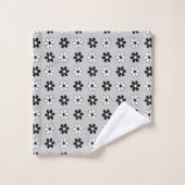 Fleurs modernes noir et blanc sur gris argent clai (Gant de toilette)
