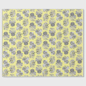 Fleurs monochromes sur papier cadeau à fond jaune (Plat)