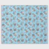 Fleurs monochromes sur papier cadeau bleu bébé (Plat)