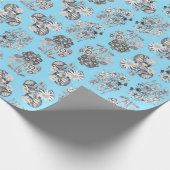 Fleurs monochromes sur papier cadeau bleu bébé (Coin)