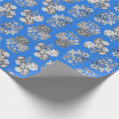 Fleurs monochromes sur papier cadeau bleu vif (Coin)