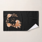 Fleurs noir marron et pêche avec monogramme (Serviette à main)
