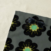 Fleurs noires Serviette de plage de style scandina (En situation)