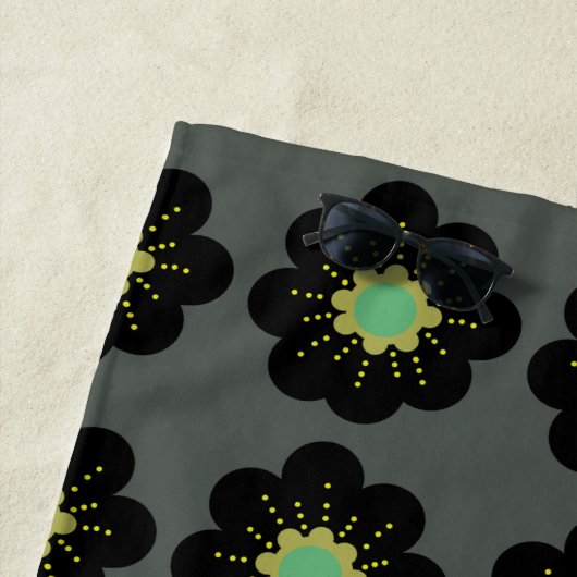 Fleurs noires Serviette de plage de style scandina (En situation)