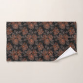 Fleurs orange et marron sur fond noir. (Serviette à main)