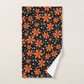 Fleurs orange vif sur un arrière - plan noir avec  (Serviette à main)