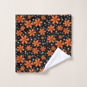 Fleurs orange vif sur un arrière - plan noir avec  (Gant de toilette)