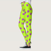 fleurs peintes sur des leggings verts (Gauche)