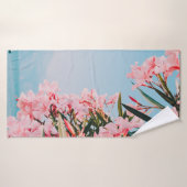 Fleurs pétales roses et blanches (Serviette de bain)